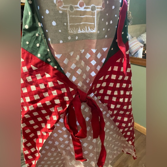 Peanuts Festive Apron with Red and Green Checkered Design - Picture 5 of 5